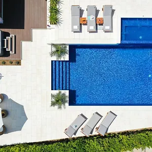 Pino With Pool, Sauna & Jacuzzi Apartment