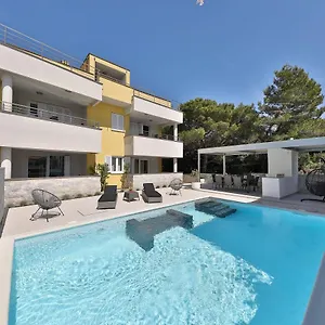 Luxury Nada With Pool Apartment